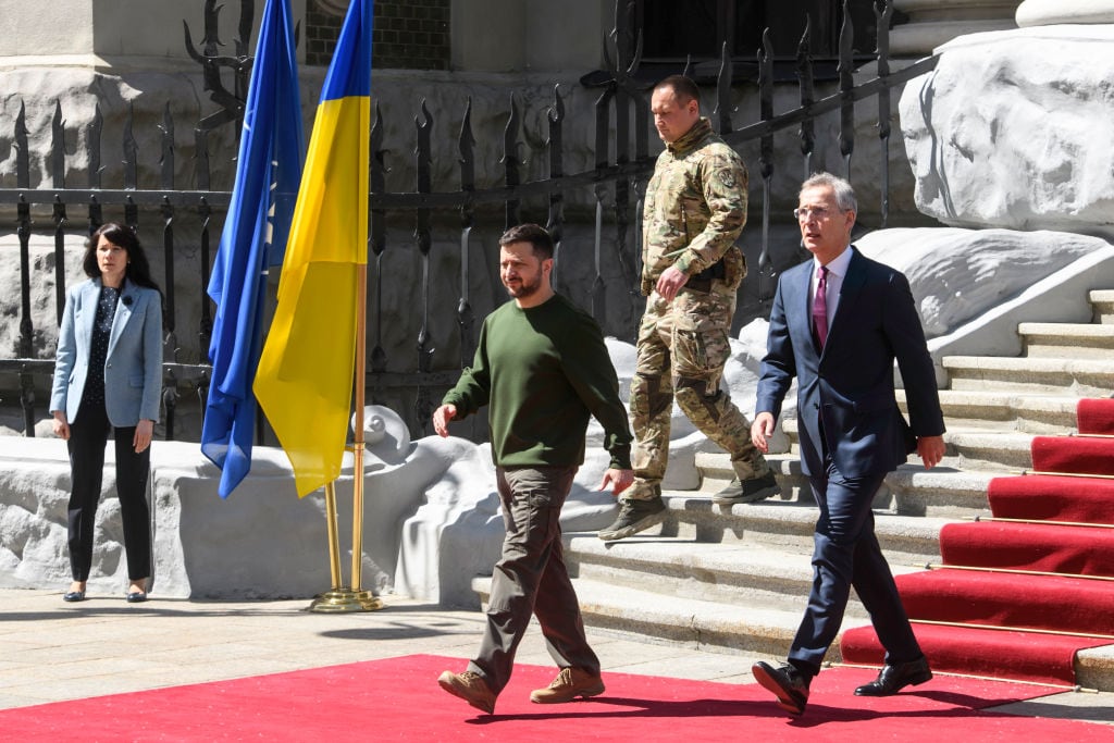El presidente ucraniano Volodimir Zelenski se reúne con el secretario general de la OTAN Jens Stoltenberg en la ciudad de Kiev en Ucrania.