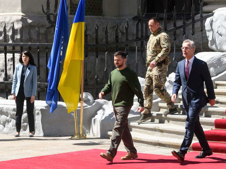 El presidente ucraniano Volodimir Zelenski se reúne con el secretario general de la OTAN Jens Stoltenberg en la ciudad de Kiev en Ucrania.