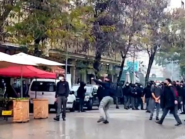 Estudiantes se manifiestan a las afueras del Instituto Nacional: se registran enfrentamiento con Carabineros