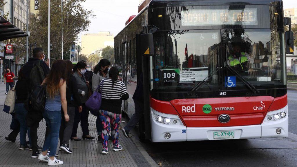 15 de Abril de 2020/SANTIAGOUn grupo de personas aborda un bus, en un paradero en el centro de Santiago, Av. Alameda esquina Estado, durante el retorno de personas  hacia al poniente de la Capital 
FOTO: MAURICIO MENDEZ/AGENCIAUNO