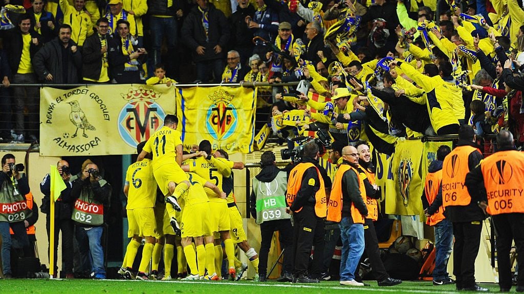 VILLARREAL, SPAIN - APRIL 28: Villarreal players celebrate with fans as Adrian Lopez of Villarreal scores thie first goal during the UEFA Europa League semi final first leg match between Villarreal CF and Liverpool at Estadio El Madrigal on April 28, 2016 in Villarreal, Spain. (Photo by David Ramos/Getty Images)