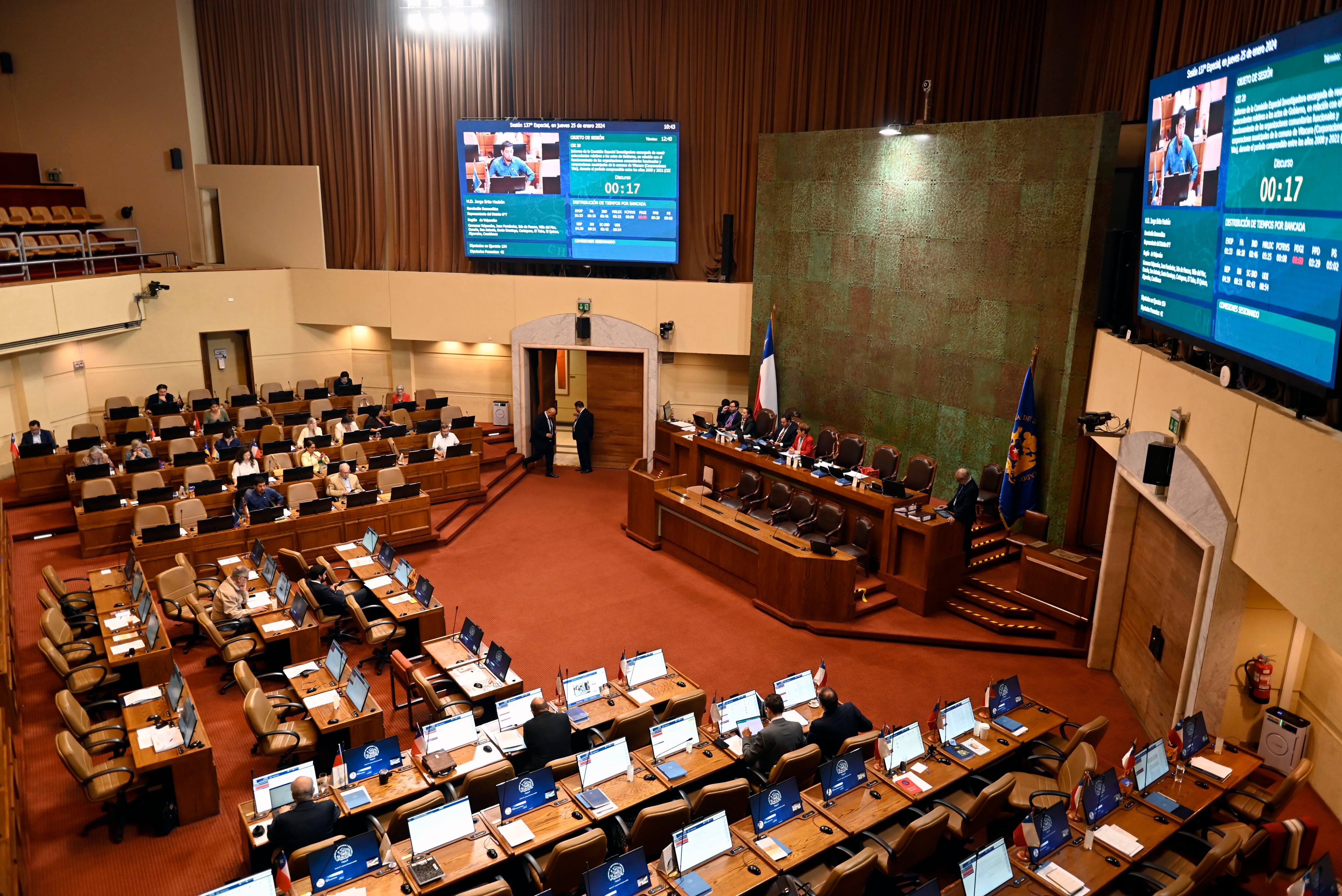 Cámara de Diputados acoge renuncia de mesa directiva encabezada por Ricardo Cifuentes (DC)