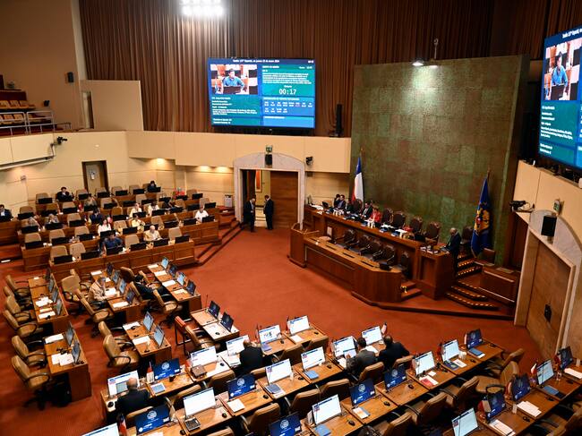 Cámara de Diputados acoge renuncia de mesa directiva encabezada por Ricardo Cifuentes (DC)