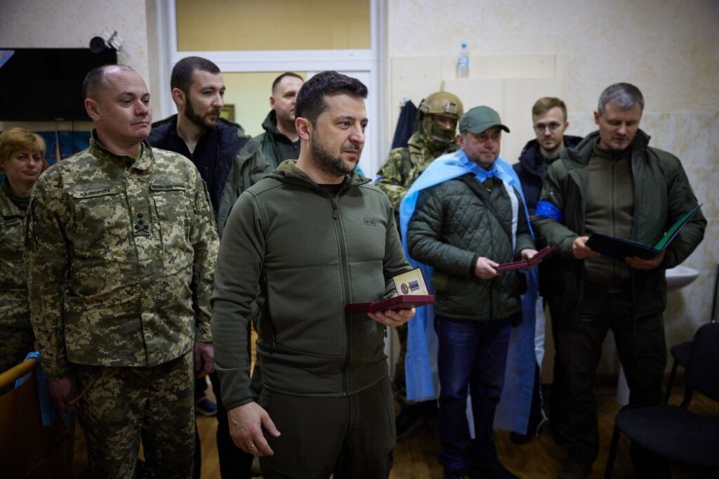 Volodimir Zelenski visita soldados ucranianos heridos en un hospital