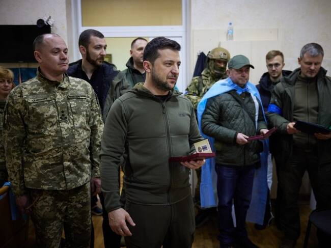 Volodimir Zelenski visita soldados ucranianos heridos en un hospital