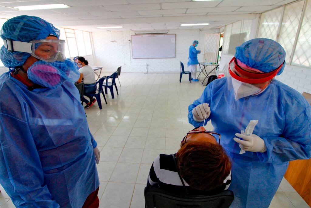 Trabajadores de la salud realizan exámenes del Covid-19 en Cúcuta