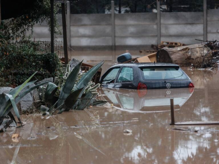 Compañías de seguros han recibido más de 850 denuncias por siniestros tras el frente meteorológico