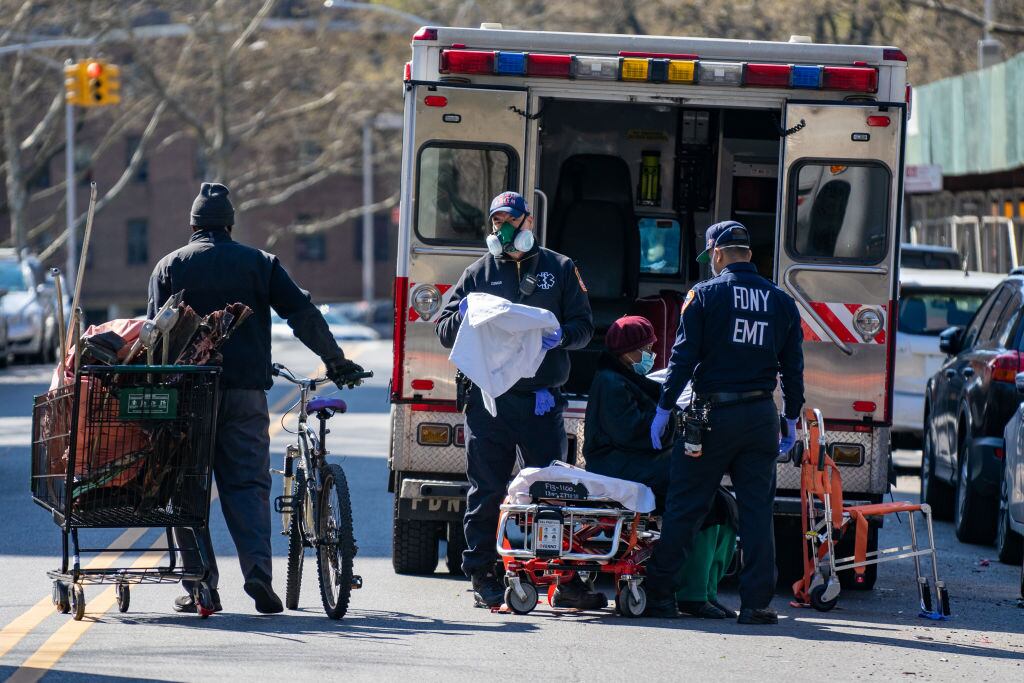 Una persona es atendida por personal sanitario en Estados Unidos
