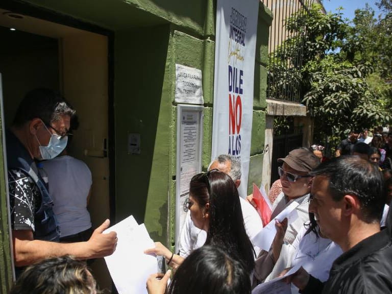 Providencia anuncia posibles acciones legales por aglomeraciones en la embajada de Venezuela