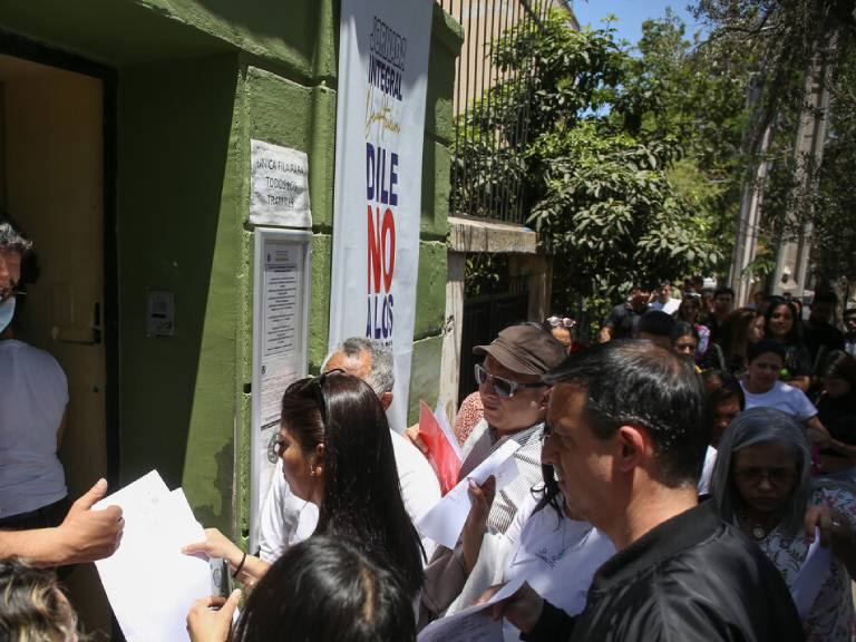 Providencia anuncia posibles acciones legales por aglomeraciones en la embajada de Venezuela