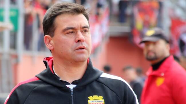 Juan José Ribera deja a Curicó