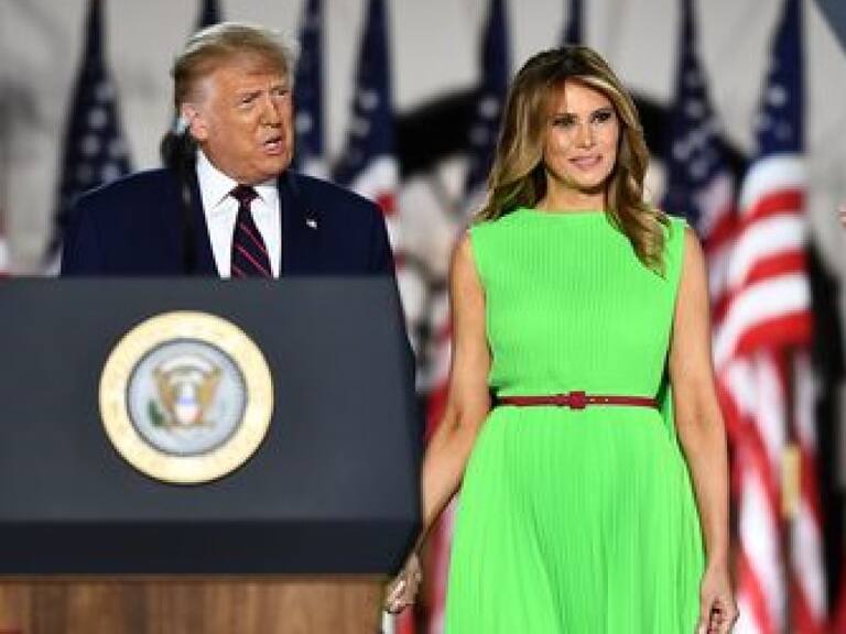 Vestido verde de Melania Trump se convirtió en blanco de memes y ataques al presidente