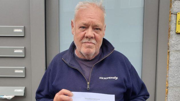 Jean Van Landeghem en la puerta de su casa con una de las denuncias que ha presentado.