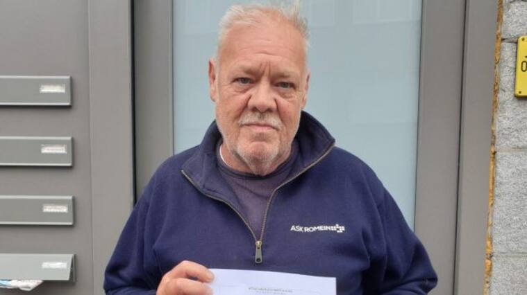 Jean Van Landeghem en la puerta de su casa con una de las denuncias que ha presentado.