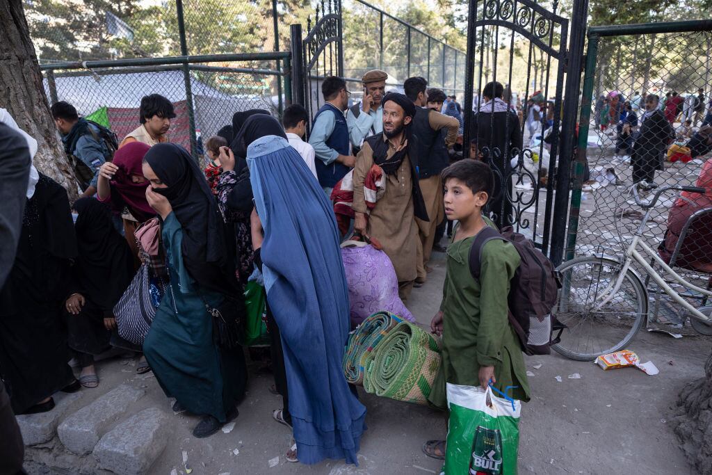 Miles de personas huyen de las ciudades ante el avance de los talibanes