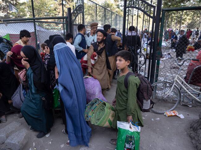 Miles de personas huyen de las ciudades ante el avance de los talibanes