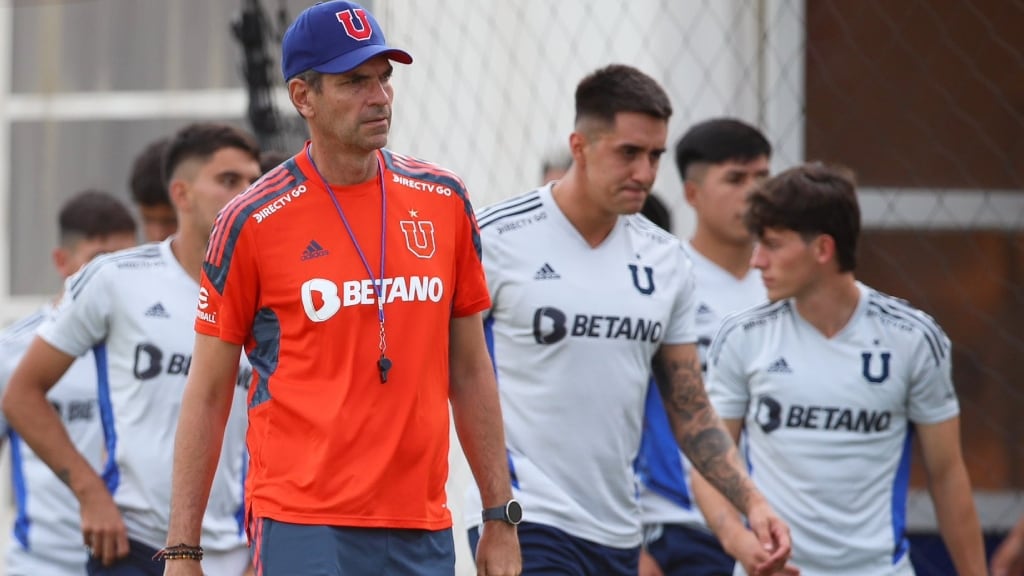 Mauricio Pellegrino afronta su primera gira con la U: "Estamos abiertos a mejorar el plantel"