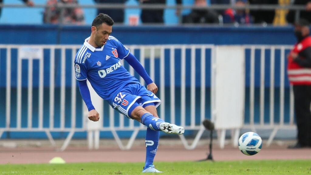 La U confirma el desgarro de Nery Domínguez y será una nueva baja azul para el Superclásico