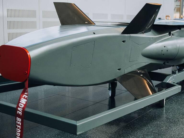 Un misil crucero de largo alcance Taurus KEPD 350 de Alemania expuesto en una feria