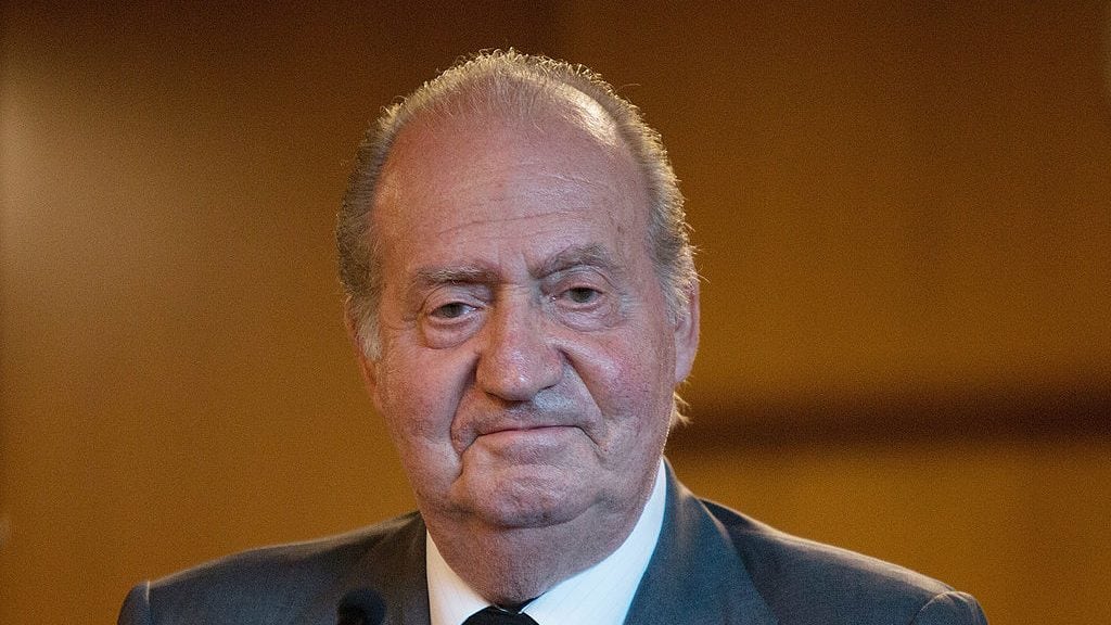 SANTIAGO DE COMPOSTELA, SPAIN - JULY 25: King Juan Carlos of Spain attends Clinico Hospital after a train crash killed at least 80 people on July 25, 2013 in Santiago de Compostela, Spain. The crash occurred as the train approached the north-western Spanish city of Santiago de Compostela at 8.40pm on July 24th, at least 80 people have died and a further 131 reported injured. The crash occured on the eve of the Santiago de Compostela Festivities. (Photo by Pablo Blazquez Dominguez/Getty Images)