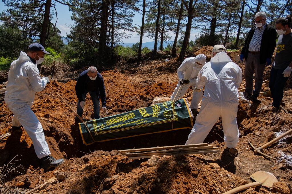 Trabajadores efectúan entierro de paciente de Covid-19 en Turquía
