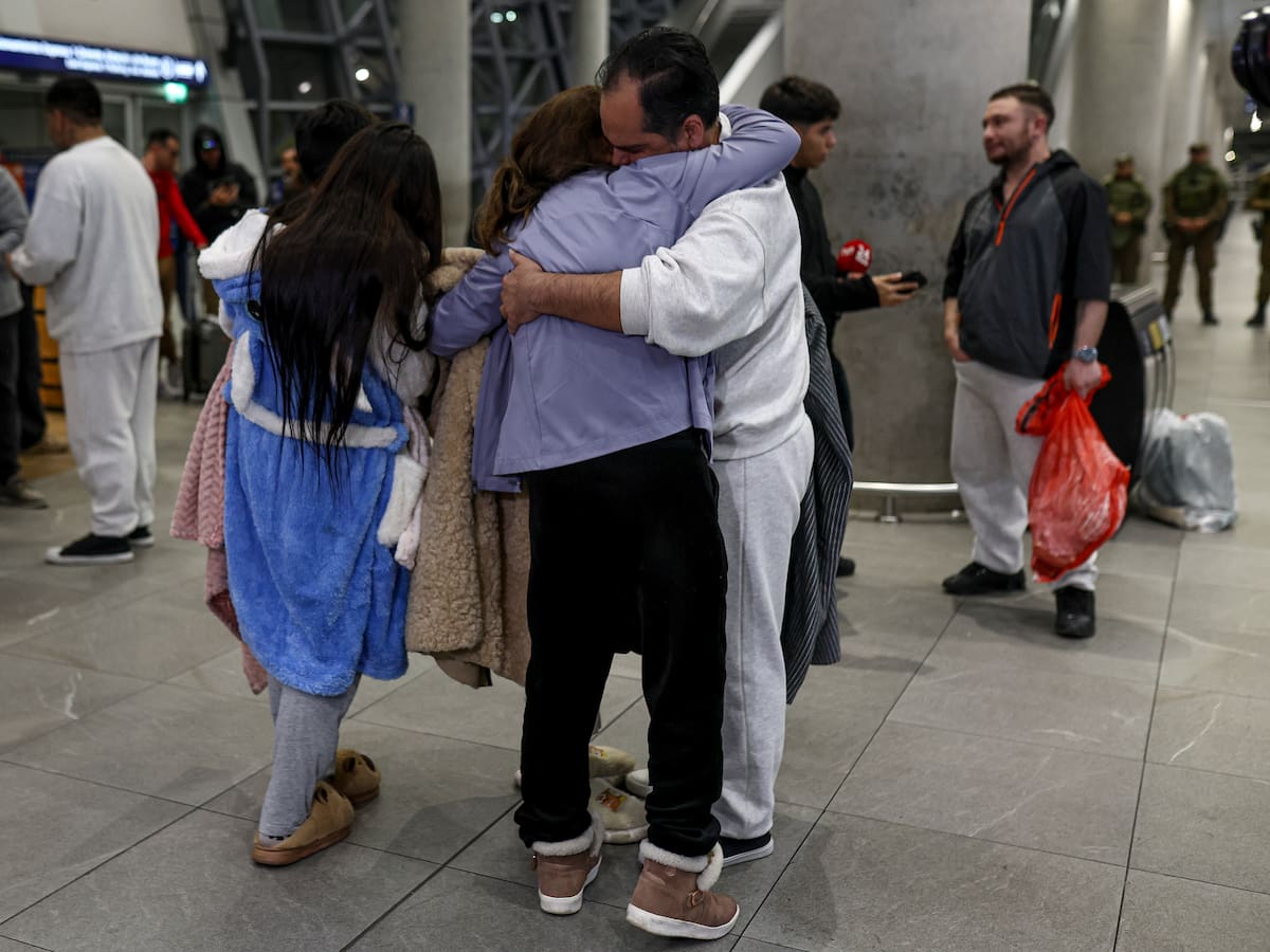 Tercer vuelo con chilenos deportados desde EE.UU. aterriza en Santiago: ya van más de 100 personas expulsadas a la fecha