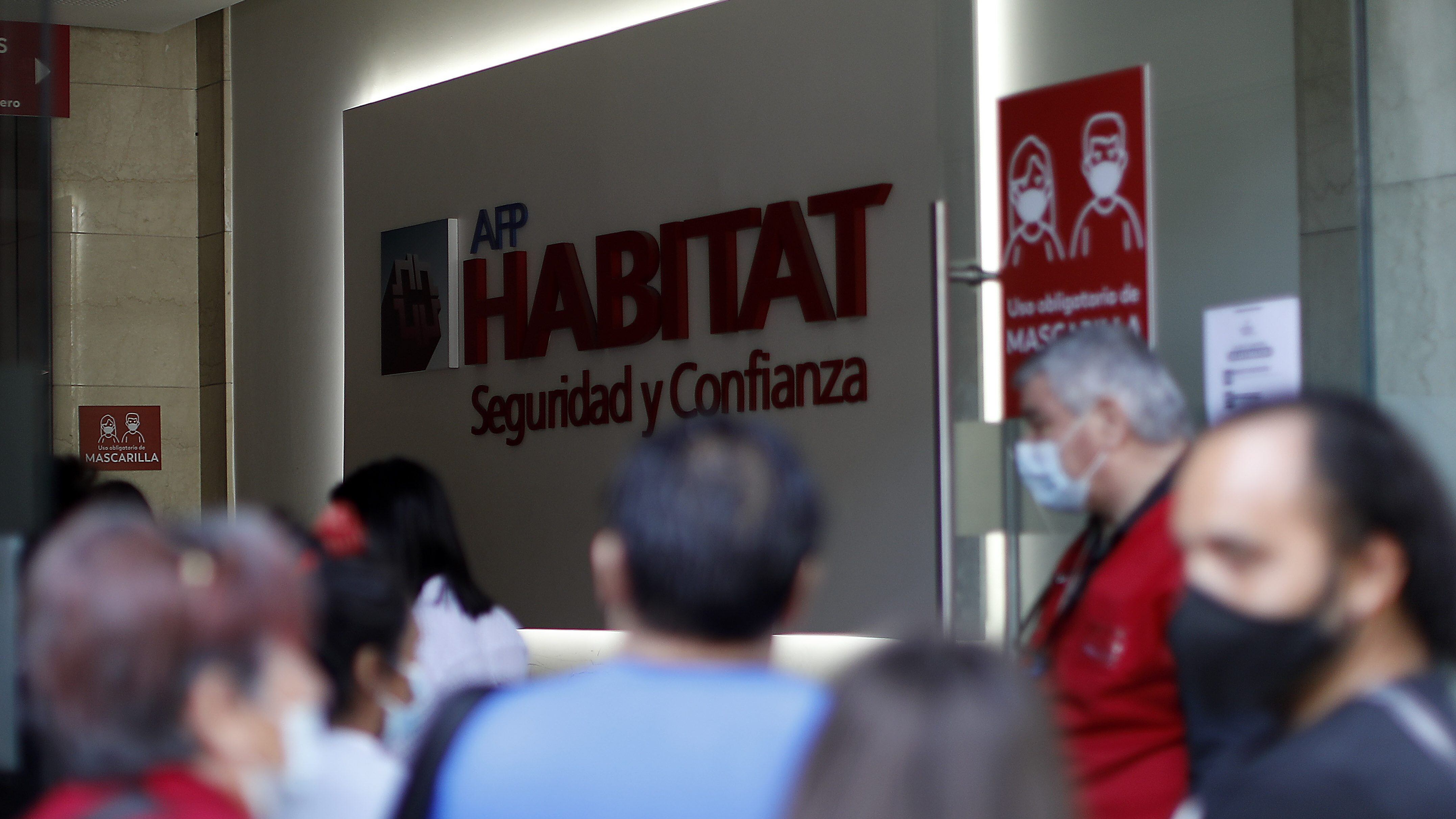07 de Diciembre de 2020/SANTIAGOVarias Personas esperan ser atendidos en la sucursal AFP Habitat, para realizar sus tramites del Segundo retiro del 10%.
FOTO:CRISTOBAL ESCOBAR/AGENCIAUNO