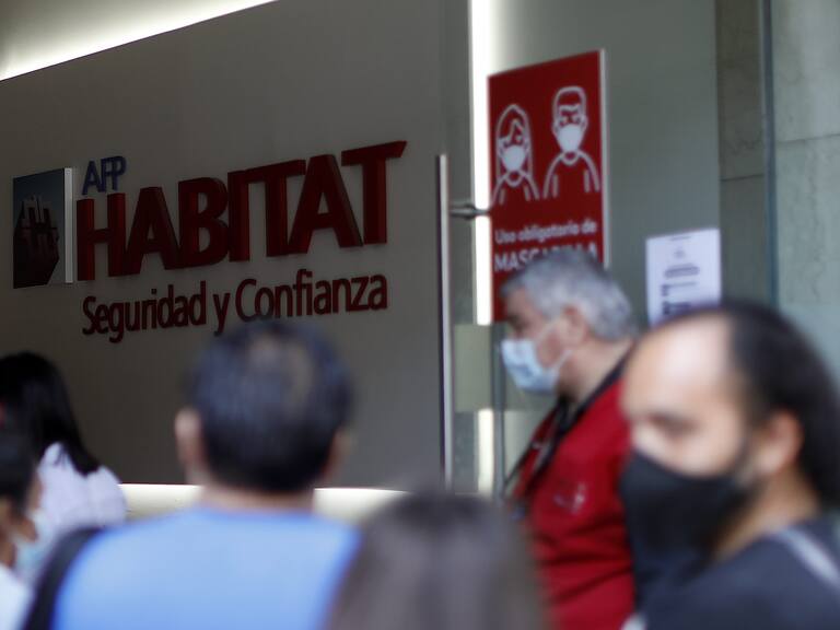 07 de Diciembre de 2020/SANTIAGOVarias Personas esperan ser atendidos en la sucursal AFP Habitat, para realizar sus tramites del Segundo retiro del 10%.
FOTO:CRISTOBAL ESCOBAR/AGENCIAUNO