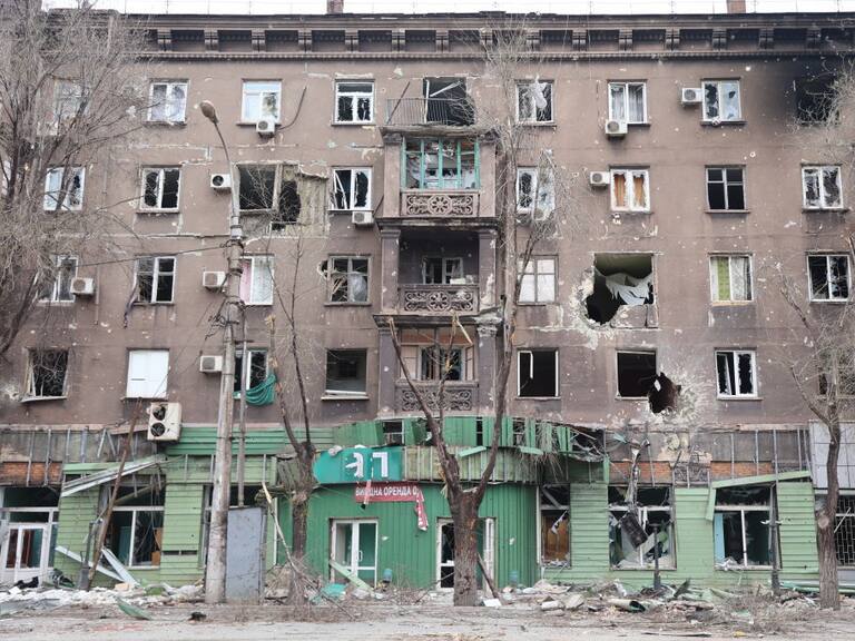 Imagen de un edificio destruido por los ataques rusos en Mariúpol