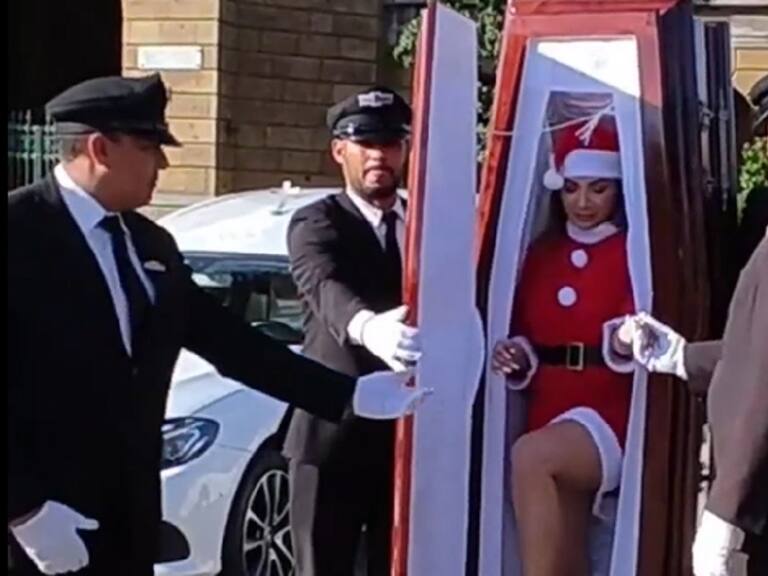 Una pascuera, un ataúd y un cementerio: Funeraria desata ola de críticas por llamativa publicidad navideña