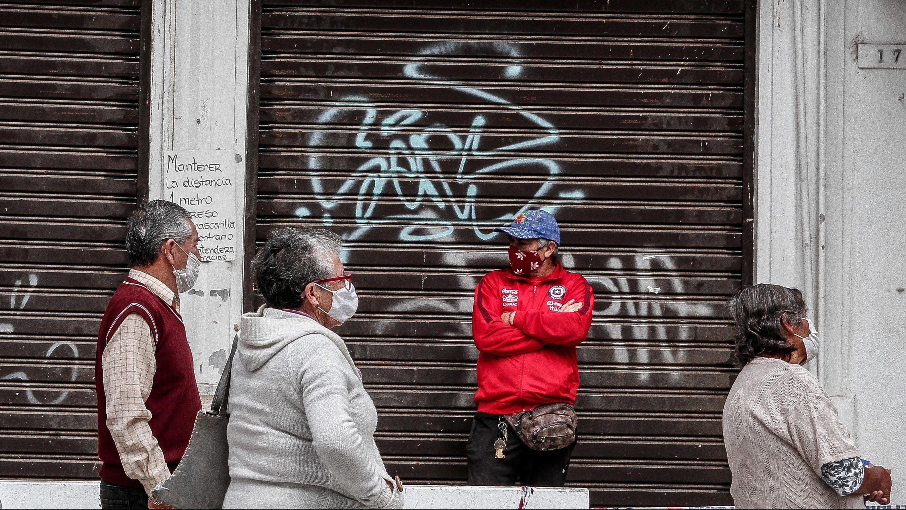 20 AGOSTO 2020 / ARICA Personas portando mascarilla hacen una fila para poder ingresar a una sucursal bancaria del paseo 21 de mayo, en medio de la cuarentena total por COVID-19. FOTO: ALEXIS FUENTES / AGENCIAUNO