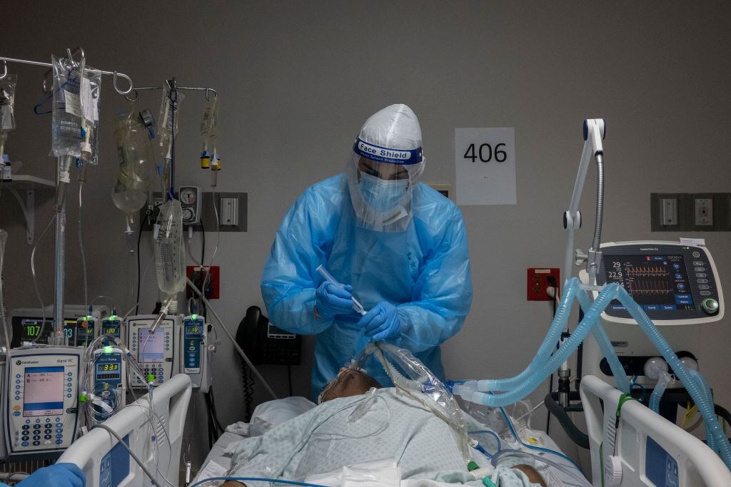 Trabajador de la Salud atiende a paciente Covid-19 en Houston