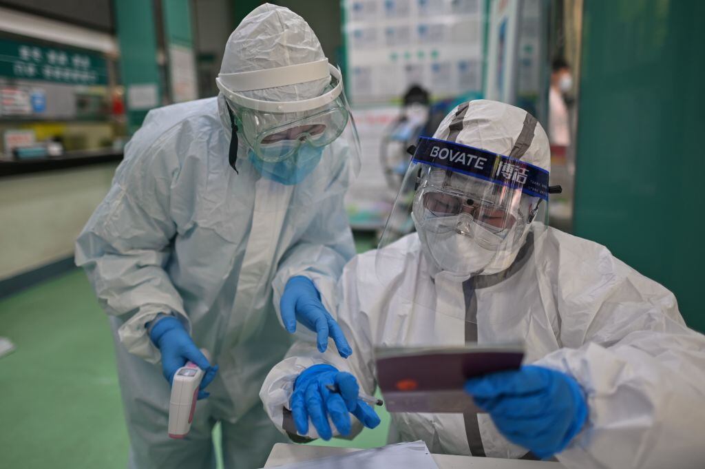 Trabajadores de la salud revisan exámenes del Covid-19 en la ciudad de Wuhan
