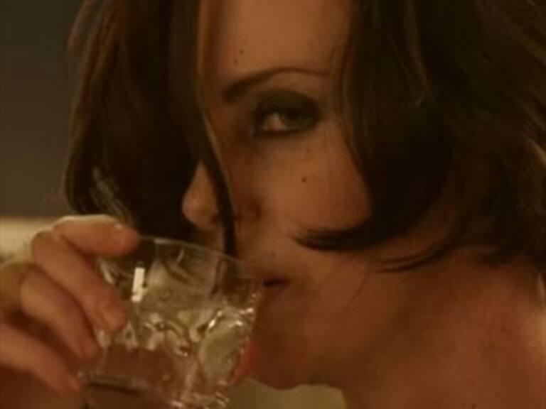 Charlize Theron está más atómica que nunca en este nuevo tráiler de Atomic Blonde