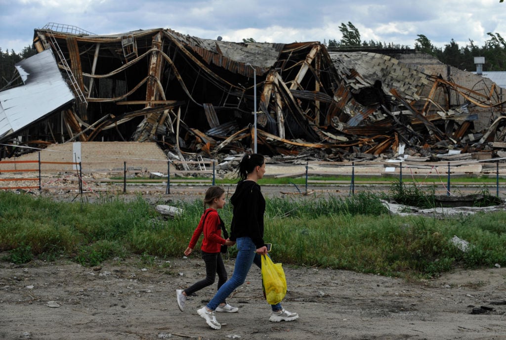 Una familia camina ante la destrucción que deja la guerra en Gorenka