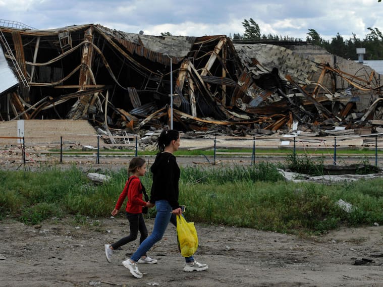 Una familia camina ante la destrucción que deja la guerra en Gorenka
