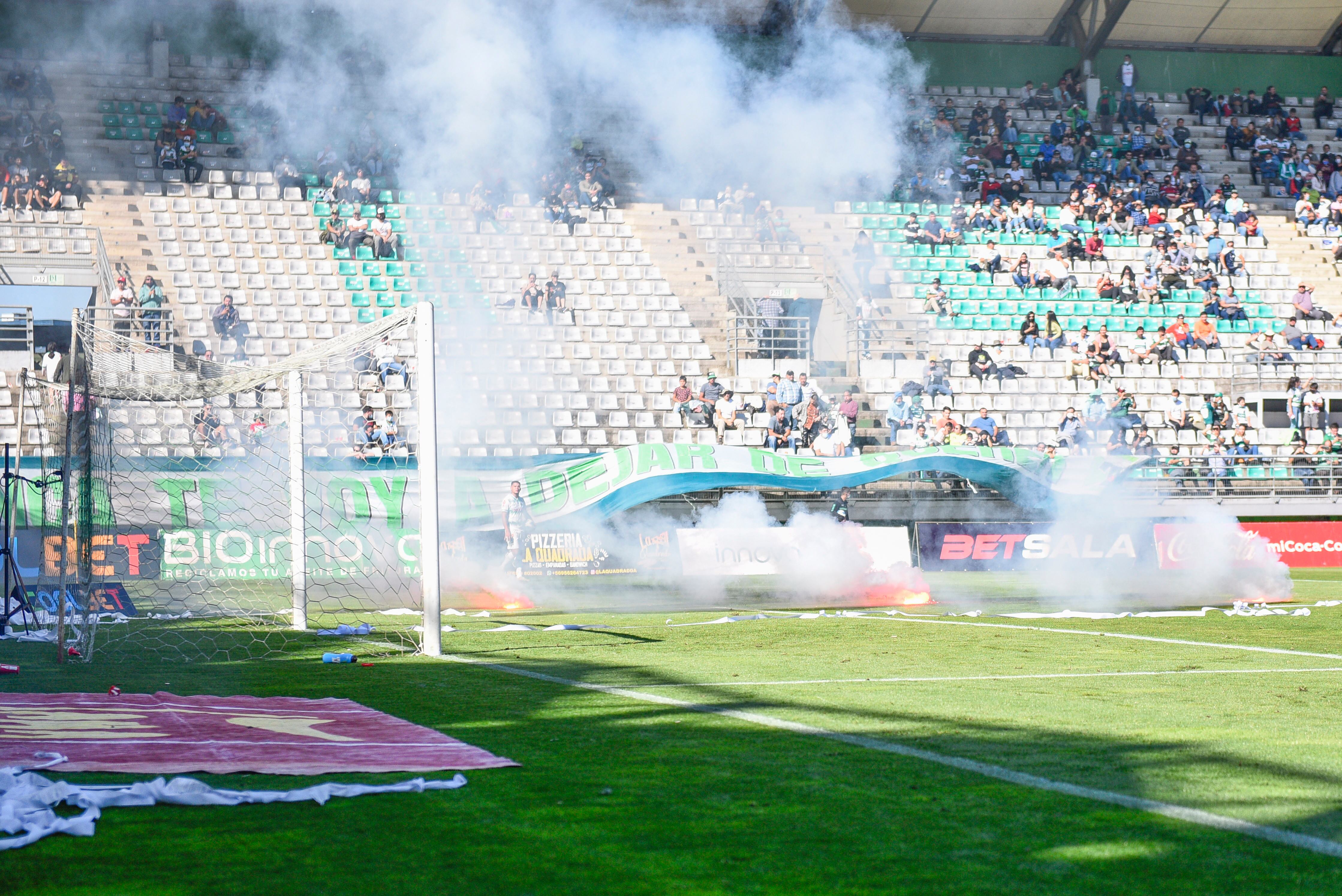 Deportes Temuco jugará un partido sin público por los incidentes protagonizados por su hinchada ante MagallanesHinchas de Deportes Temuco lanzan bombas de ruido y bengalas e interrumpen el partido valido por la novena fecha del Campeonato de Ascenso Betsson 2022 , entre Deportes Temuco y Magallanes disputado en Estadio Germán Becker
FOTO: MARCOS MALDONADO / AGENCIAUNO