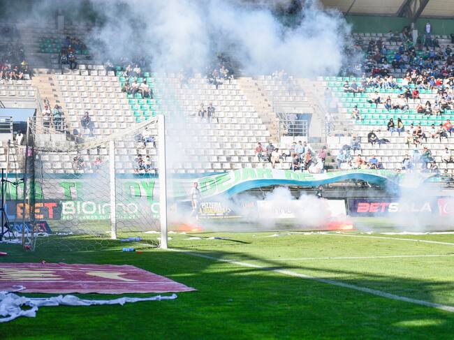 Deportes Temuco jugará un partido sin público por los incidentes protagonizados por su hinchada ante MagallanesHinchas de Deportes Temuco lanzan bombas de ruido y bengalas e interrumpen el partido valido por la novena fecha del Campeonato de Ascenso Betsson 2022 , entre Deportes Temuco y Magallanes disputado en Estadio Germán Becker
FOTO: MARCOS MALDONADO / AGENCIAUNO