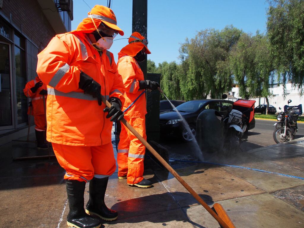 Trabajadores higienizan las calles de la ciudad de Lima