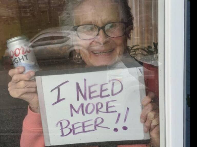 Abuelita de 93 años se hizo viral por pedir «más cerveza» para sobrellevar la cuarentena