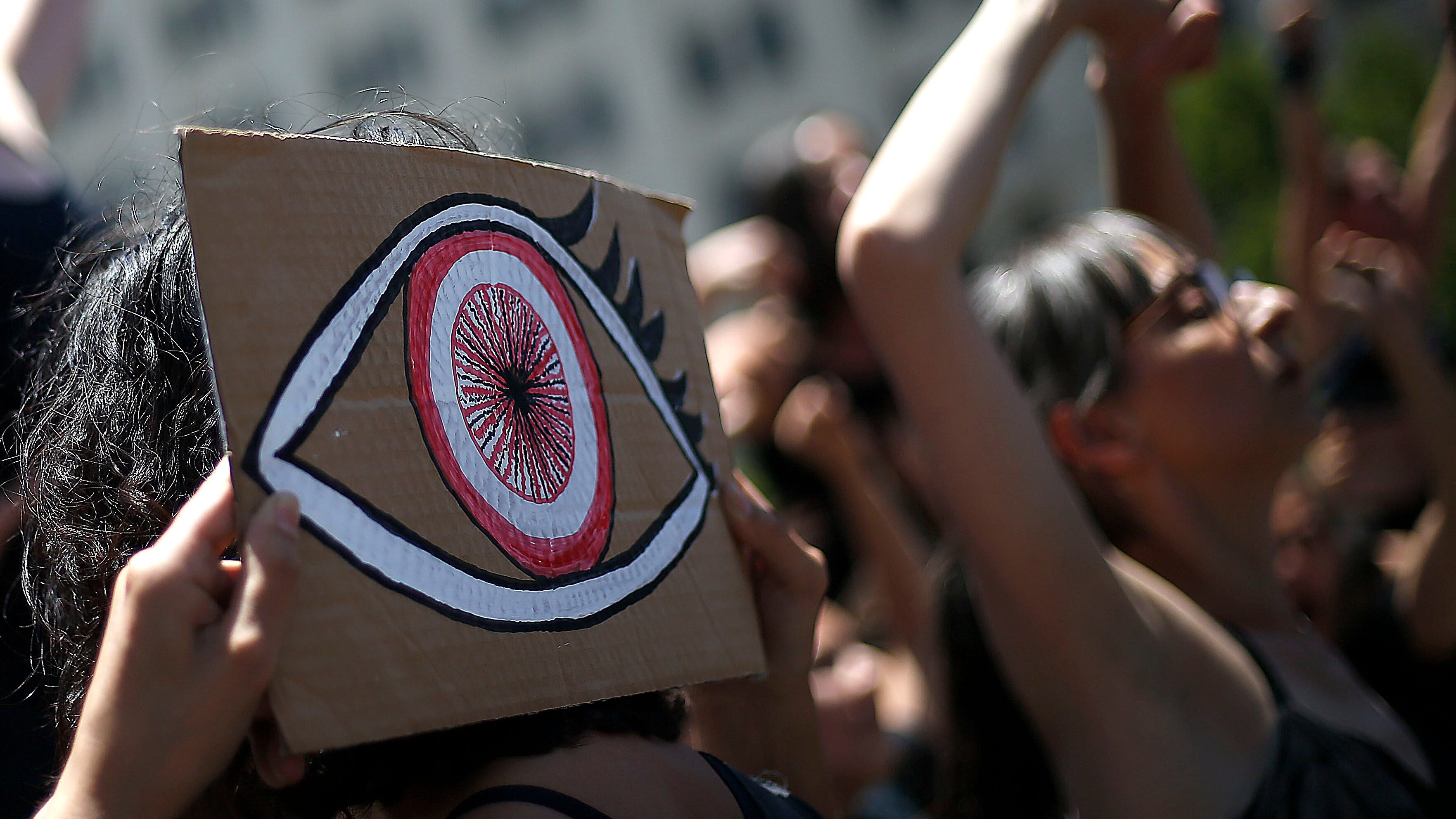13  de Diciembre de 2019/SANTIAGOUn grupo de personas realizan una performance, frente al palacio de la moneda, en apoyo a la víctimas de trauma ocular.
FOTO:CRISTOBAL ESCOBAR/AGENCIAUNO