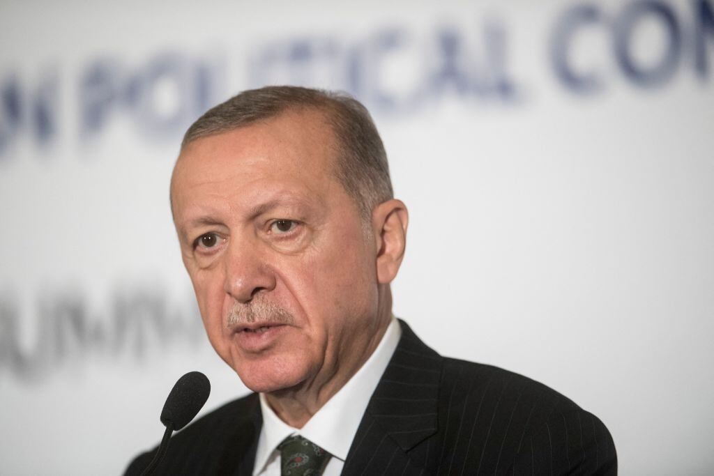 El presidente de Turquía, Recep Tayyip Erdogan, habla ante los medios