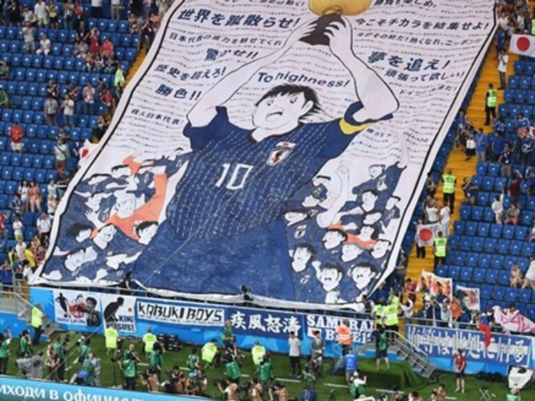 Hinchas japoneses desplegaron bandera de los Supercampeones en el partido ante Bélgica