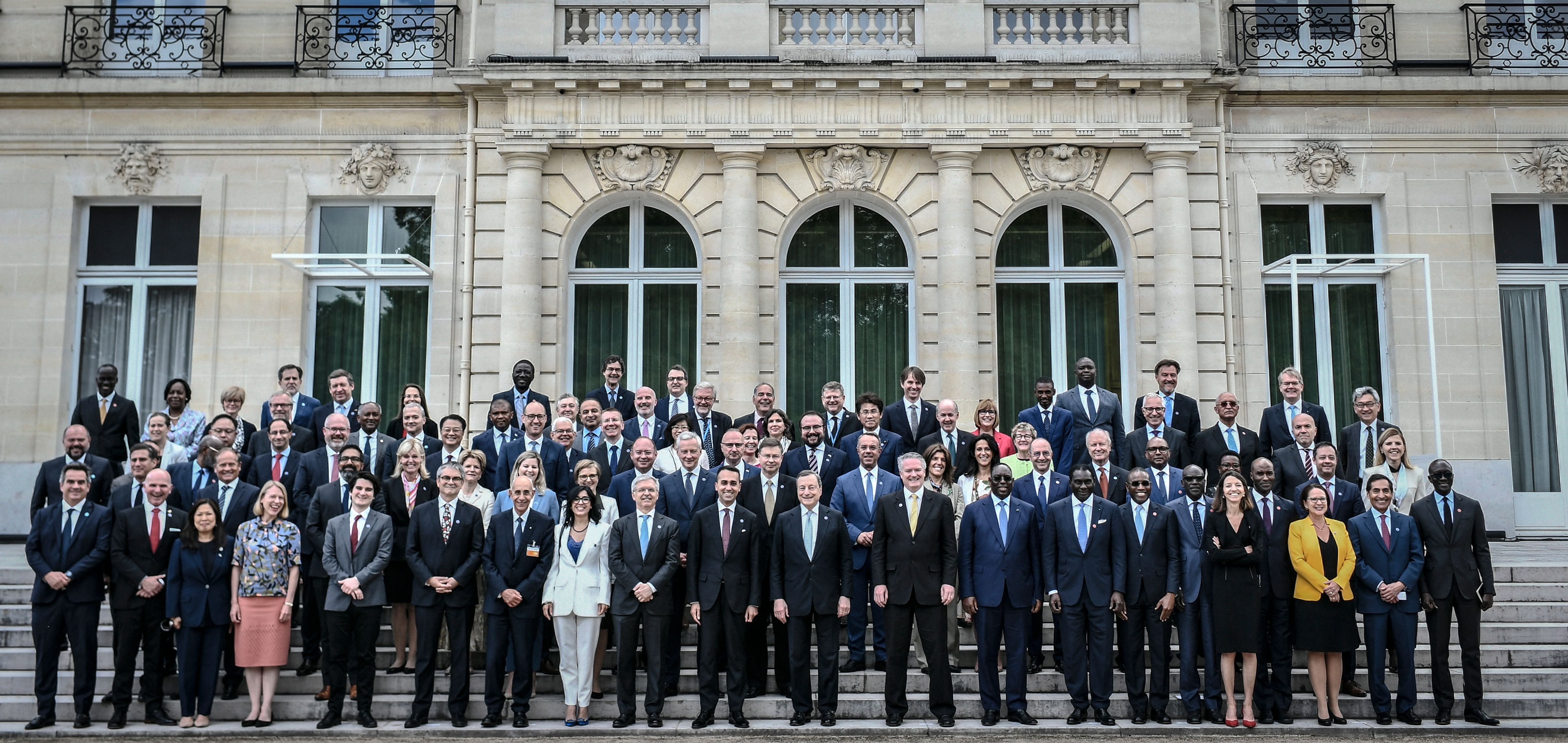 Miembros y Ministros de la OCDE, durante la reunión resolutoria en París, Francia.