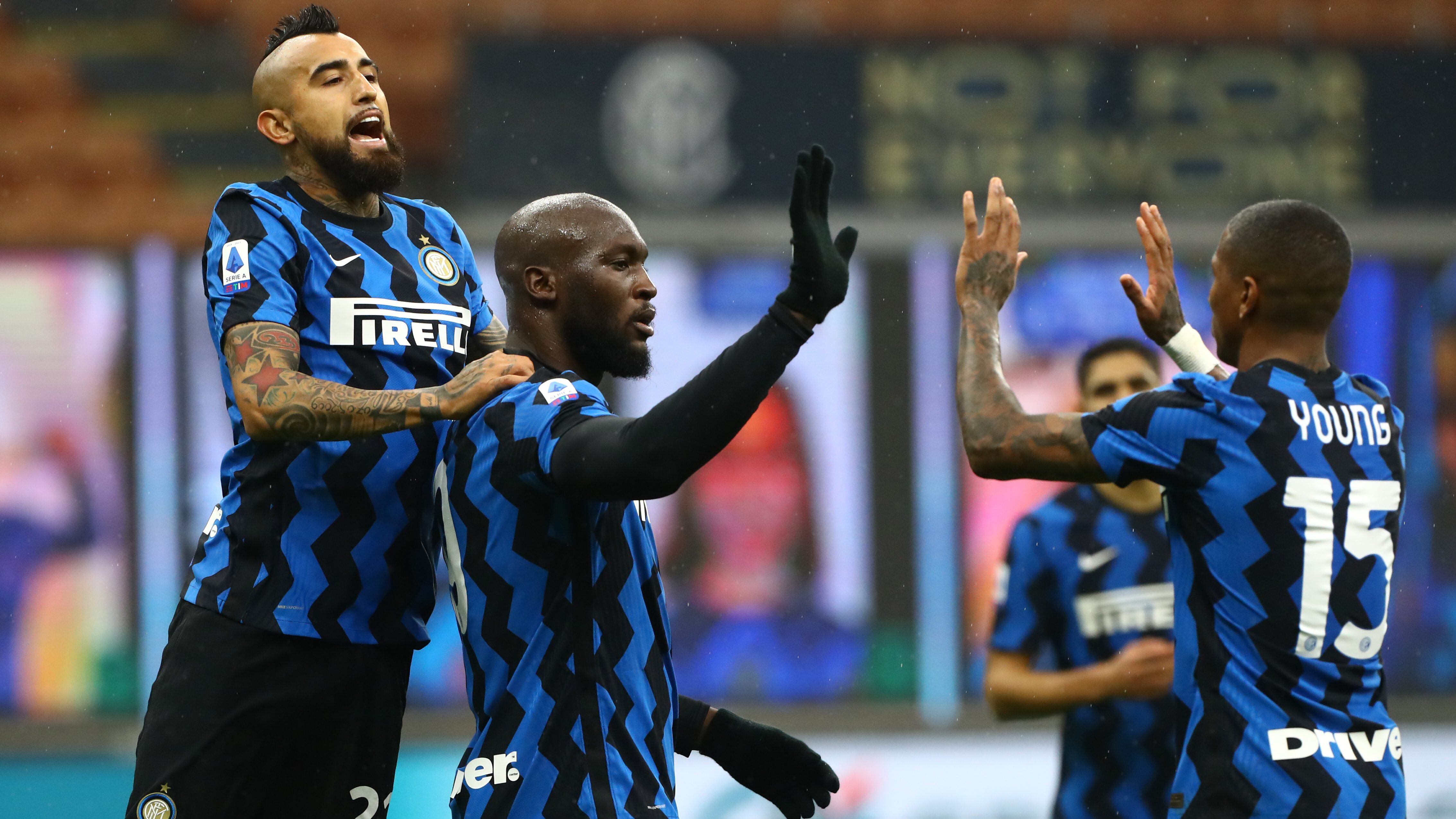 MILAN, ITALY - DECEMBER 20: Romelu Lukaku of Inter Milan celebrates with (l-r) Arturo Vidal and Ashley Young after scoring their sides second goal from a penalty during the Serie A match between FC Internazionale and Spezia Calcio at Stadio Giuseppe Meazza on December 20, 2020 in Milan, Italy. Sporting stadiums around Italy remain under strict restrictions due to the Coronavirus Pandemic as Government social distancing laws prohibit fans inside venues resulting in games being played behind closed doors. (Photo by Marco Luzzani/Getty Images)