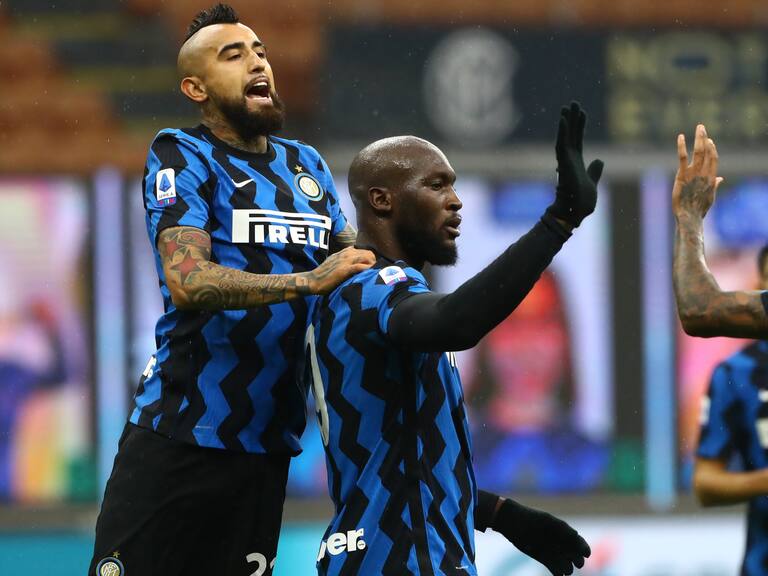MILAN, ITALY - DECEMBER 20: Romelu Lukaku of Inter Milan celebrates with (l-r) Arturo Vidal and Ashley Young after scoring their sides second goal from a penalty during the Serie A match between FC Internazionale and Spezia Calcio at Stadio Giuseppe Meazza on December 20, 2020 in Milan, Italy. Sporting stadiums around Italy remain under strict restrictions due to the Coronavirus Pandemic as Government social distancing laws prohibit fans inside venues resulting in games being played behind closed doors. (Photo by Marco Luzzani/Getty Images)