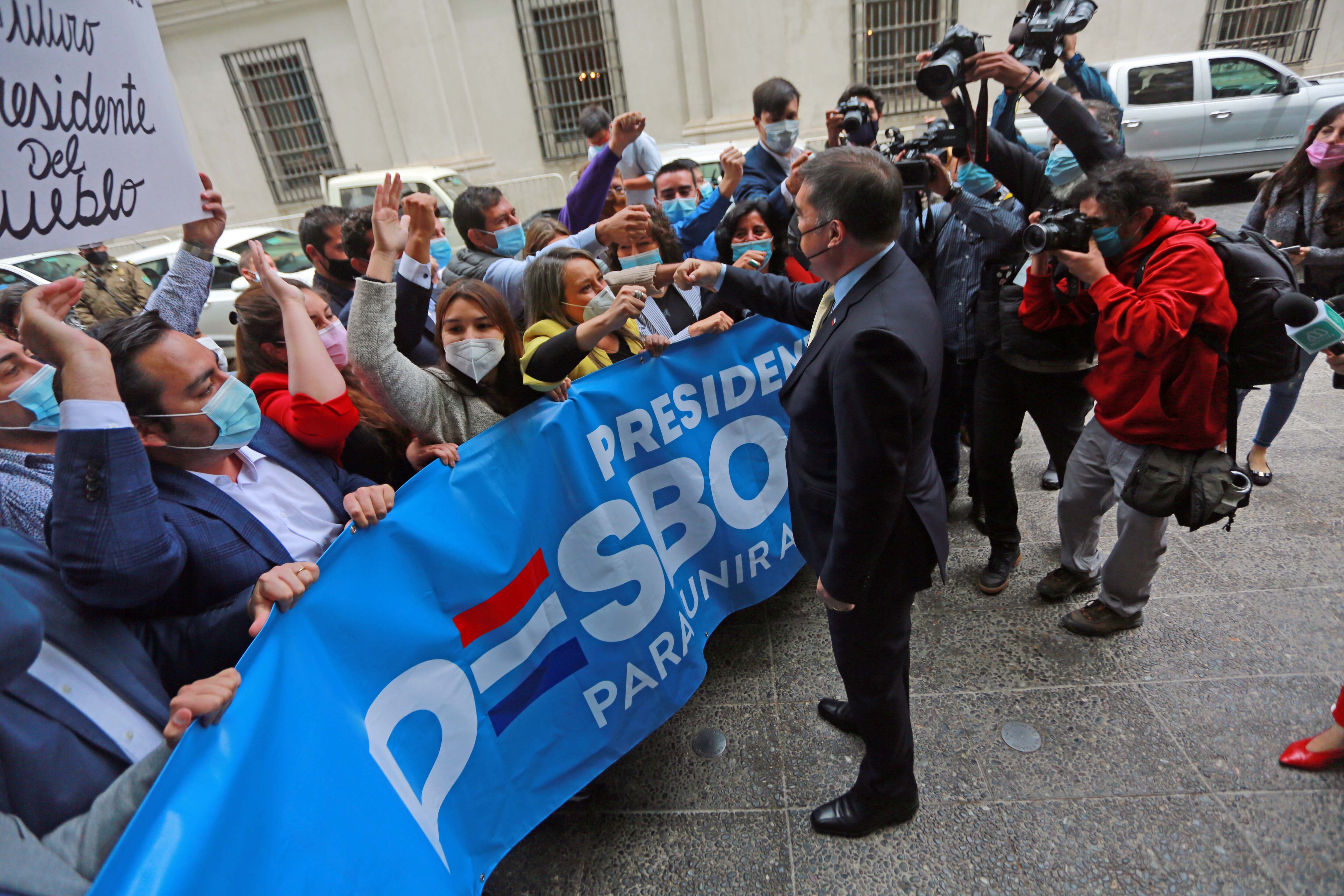 Mario Desbordes recibió el apoyo de adherentes tras salir de La Moneda. Foto: Agencia Uno