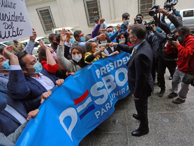 Mario Desbordes recibió el apoyo de adherentes tras salir de La Moneda. Foto: Agencia Uno