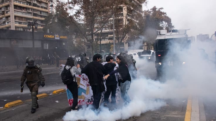 Estudiante de la Universidad de Chile termina con múltiples fracturas en el rostro tras marcha en Santiago