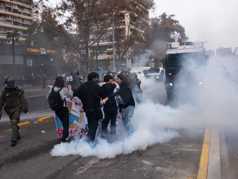 Estudiante de la Universidad de Chile termina con múltiples fracturas en el rostro tras marcha en Santiago